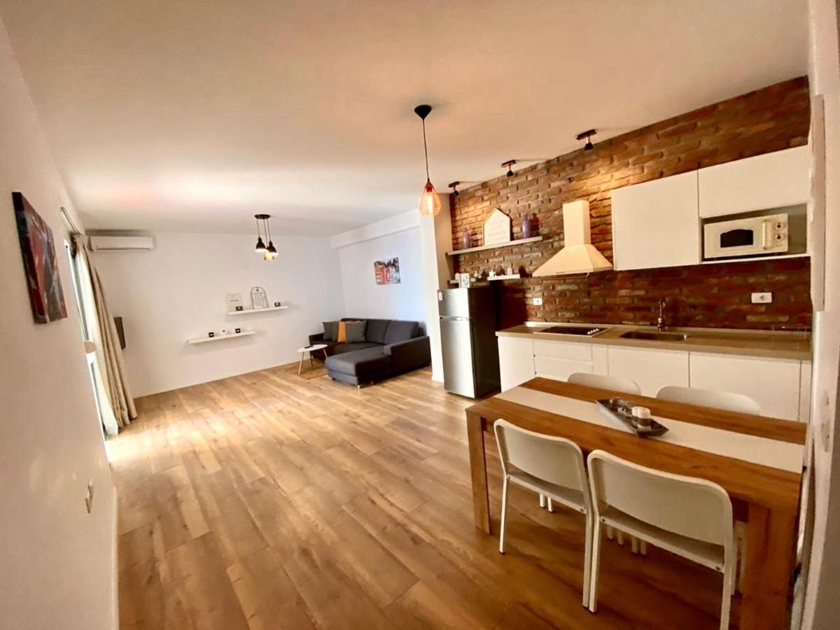Rock Apartments Sarandë エクステリア 写真