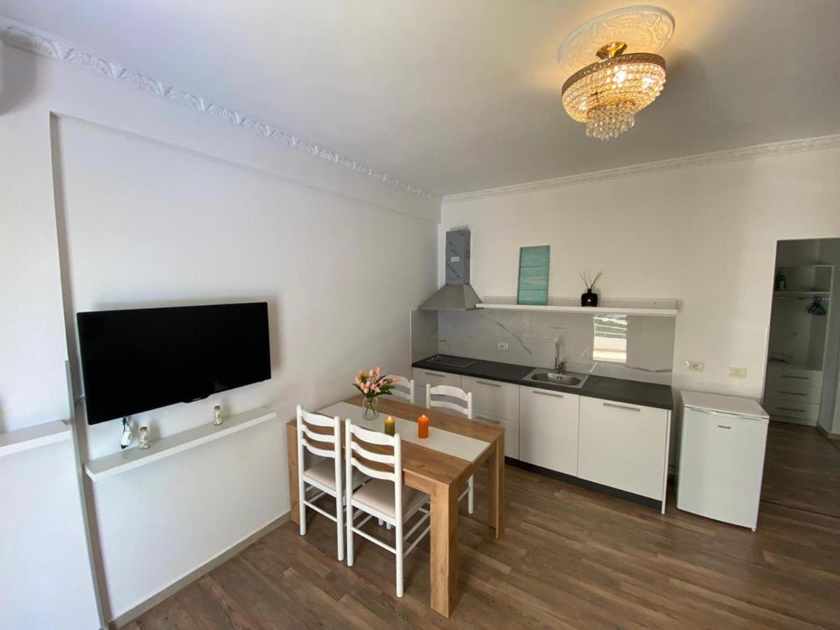 Rock Apartments Sarandë エクステリア 写真